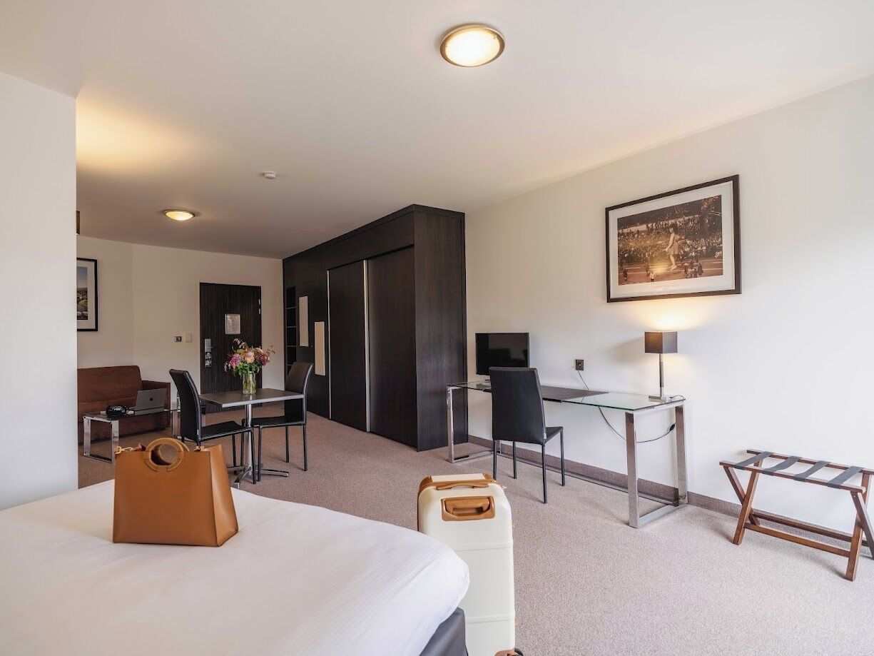 deluxe studio | desk, soundproofing, iron/ironing board, free wifi