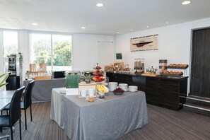 Desayuno buffet todos los días (con cargo) 