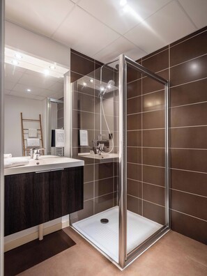 Regadera, amenidades de baño gratuitas, secadora de cabello, toallas 