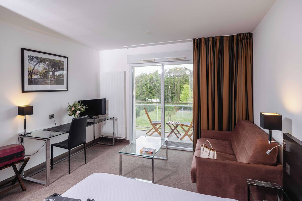 desk, soundproofing, iron/ironing board, free wifi