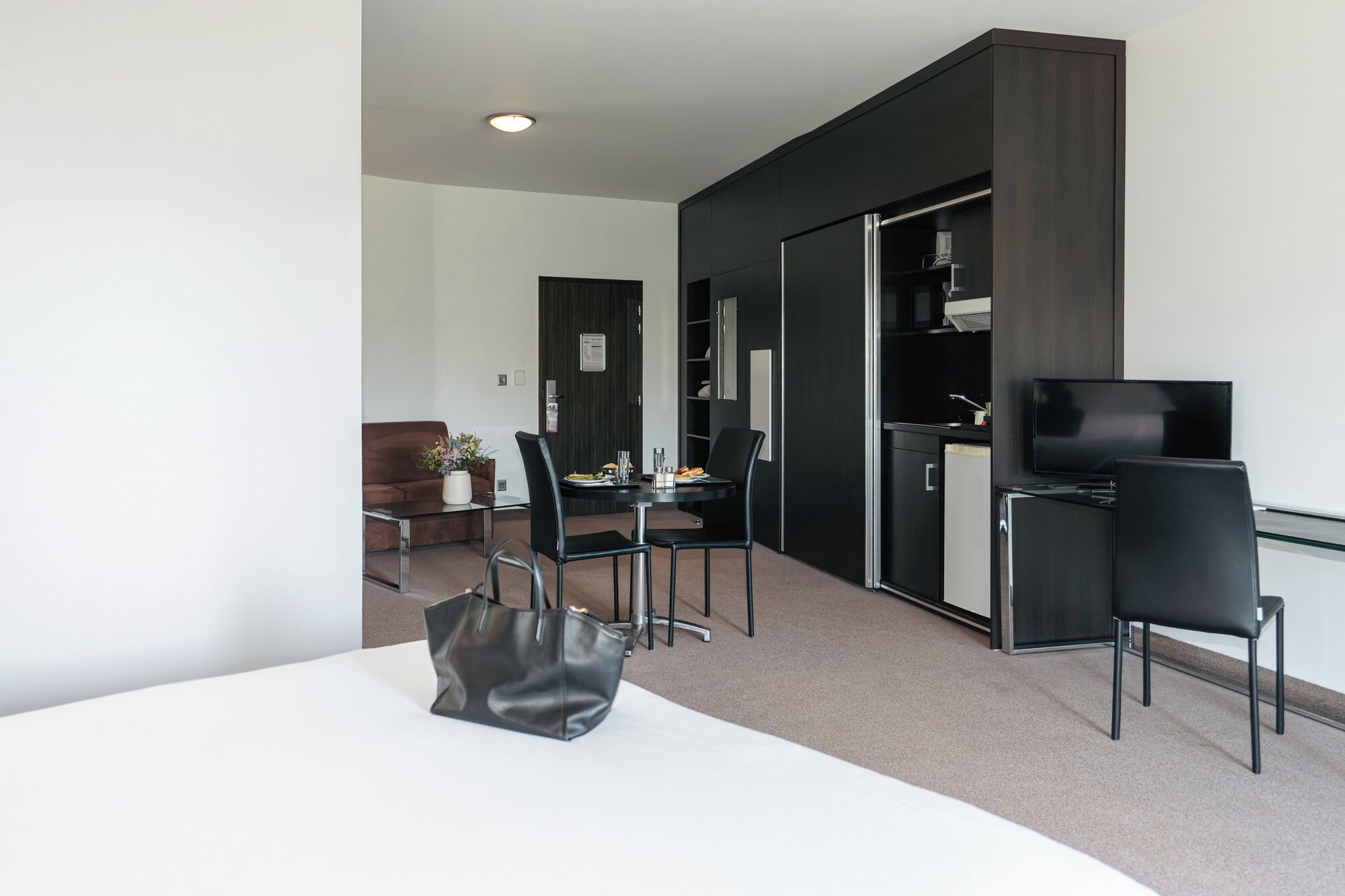 Deluxe studio | Een bureau, geluiddichte muren, een strijkplank/strijkijzer, gratis wifi