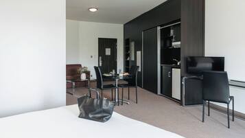 Deluxe studio | Een bureau, geluiddichte muren, een strijkplank/strijkijzer, gratis wifi