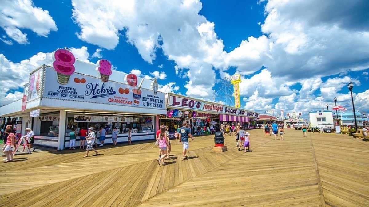 Een looppad met diverse winkels, waaronder een zaak voor bevroren custard en ijs, en een winkel waar je warme wafels en ijs kunt krijgen.