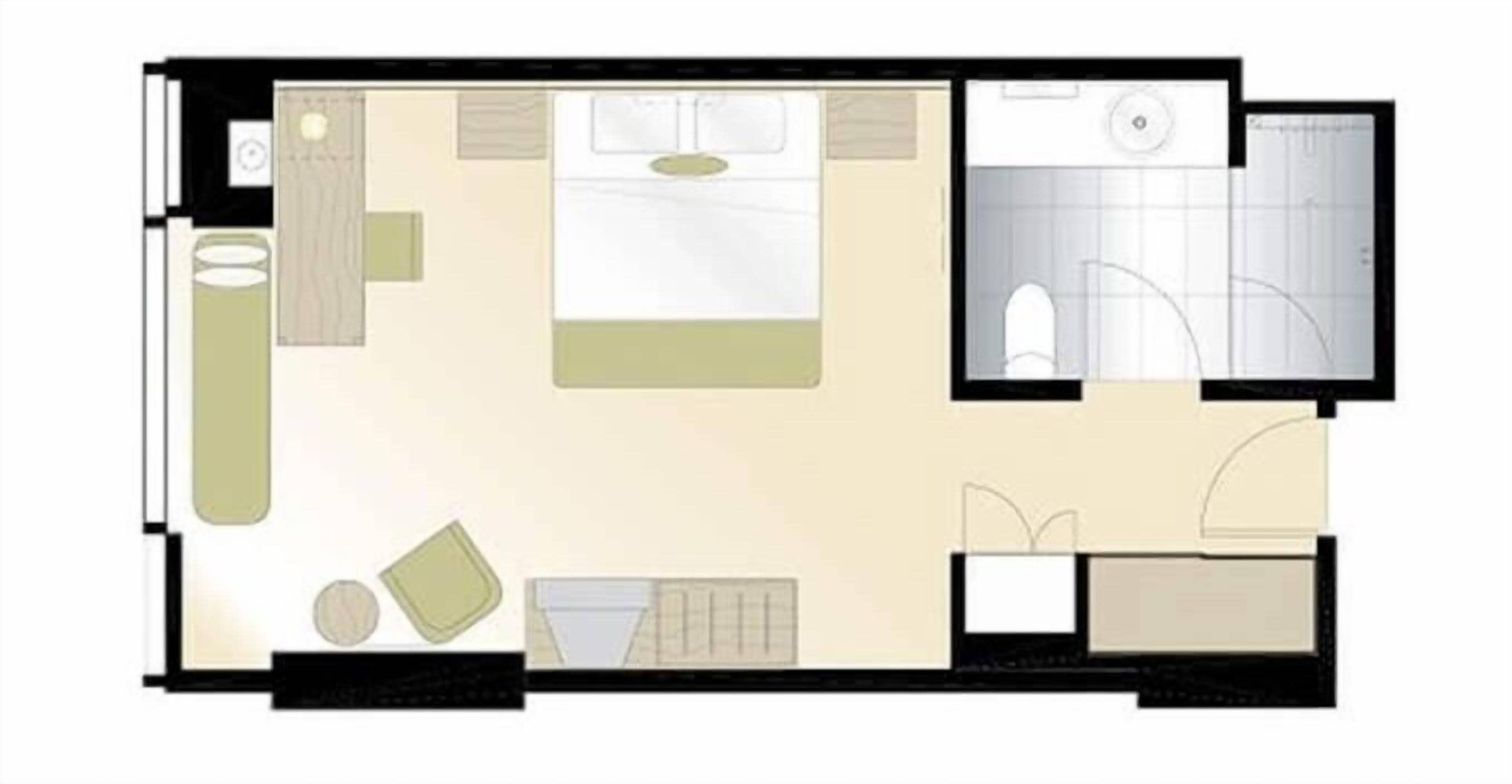 Ein Hotelzimmer mit Bett, Schreibtisch, Stuhl, einer Couch, einem kleinen Tisch und einem Badezimmer.