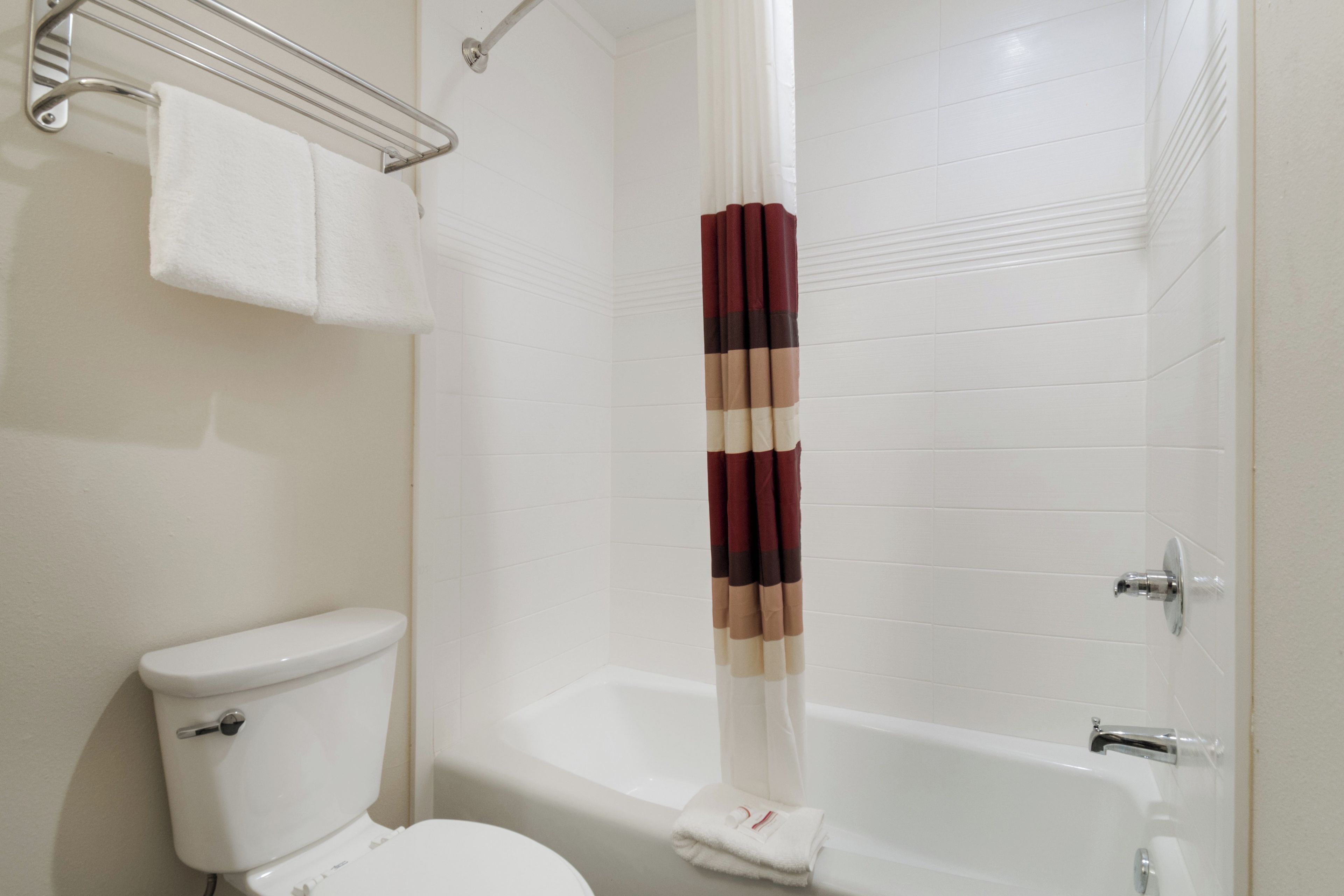 Cortinas opacas, cunas gratuitas, wifi gratis y ropa de cama