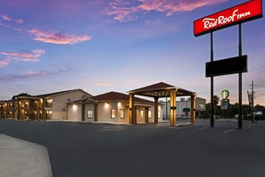 Um Red Roof Inn com drive-thru e cafeteria Starbucks.