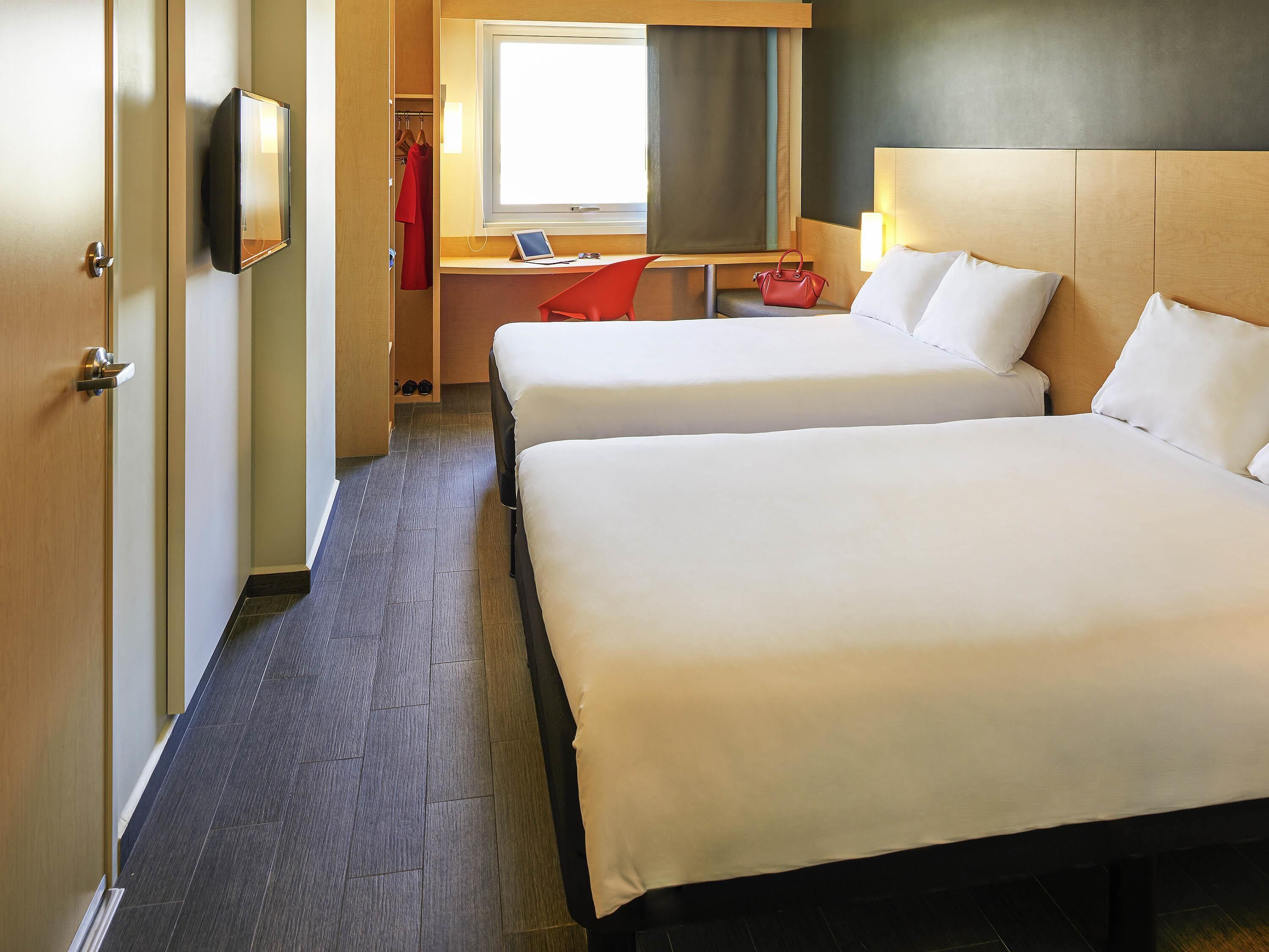 ห้องสแตนดาร์ดทวิน, เตียงใหญ่ 2 เตียง | ตู้นิรภัยในห้องพัก, โต๊ะทำงาน, เตารีด/โต๊ะรีดผ้า, Wi-Fi ฟรี