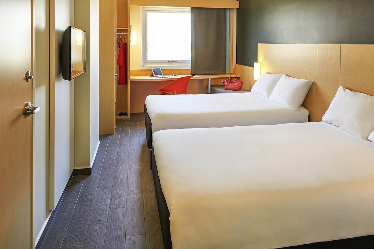 Standaard Twin kamer, 2 tweepersoonsbedden | Een kluis op de kamer, een bureau, een strijkplank/strijkijzer