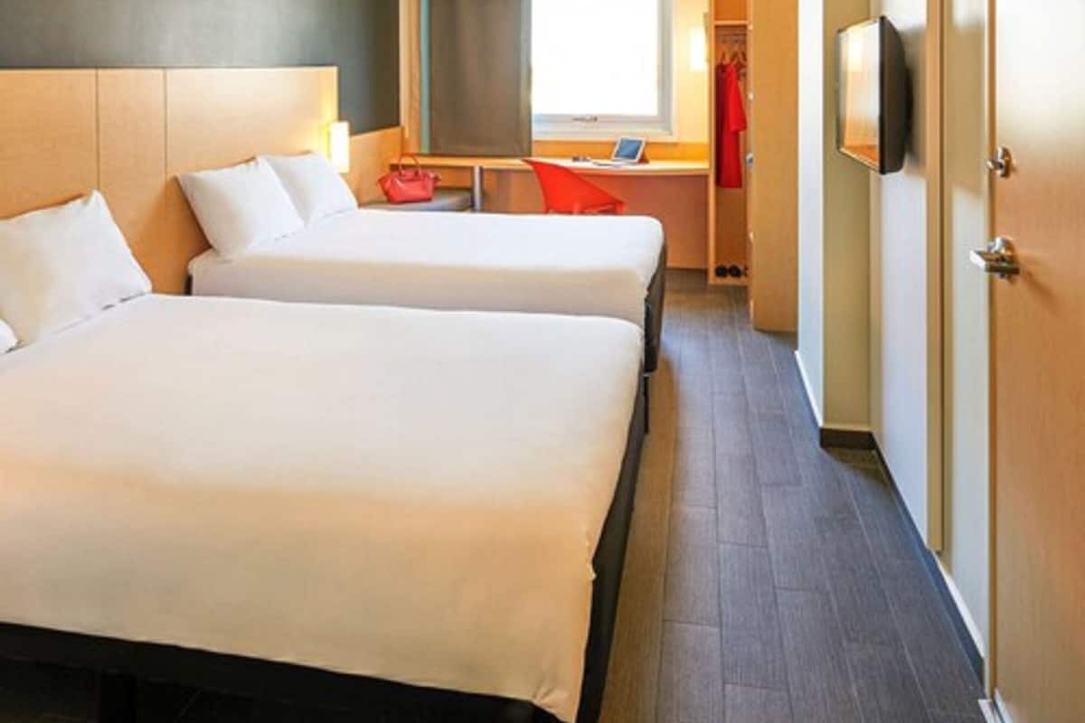 标准双床房, 2 张双人床 | 客房内保险箱、办公桌、熨斗/熨板、免费 WiFi