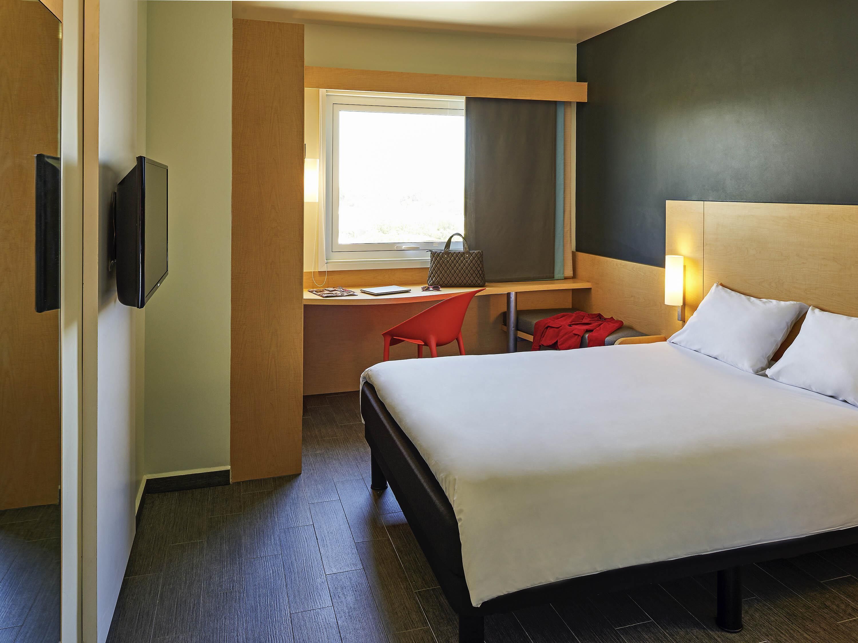 Kamar Double Standar, 1 Tempat Tidur Double | Brankas, meja kerja, setrika/meja setrika, dan Wi-Fi gratis