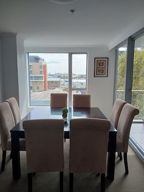 Appartement | Woonruimte | Een 32-inch flatscreentelevisie met satellietzenders en televisie