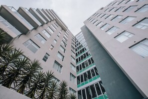 Een modern hoog gebouw met meerdere verdiepingen, grote ramen en een platte gevel.
