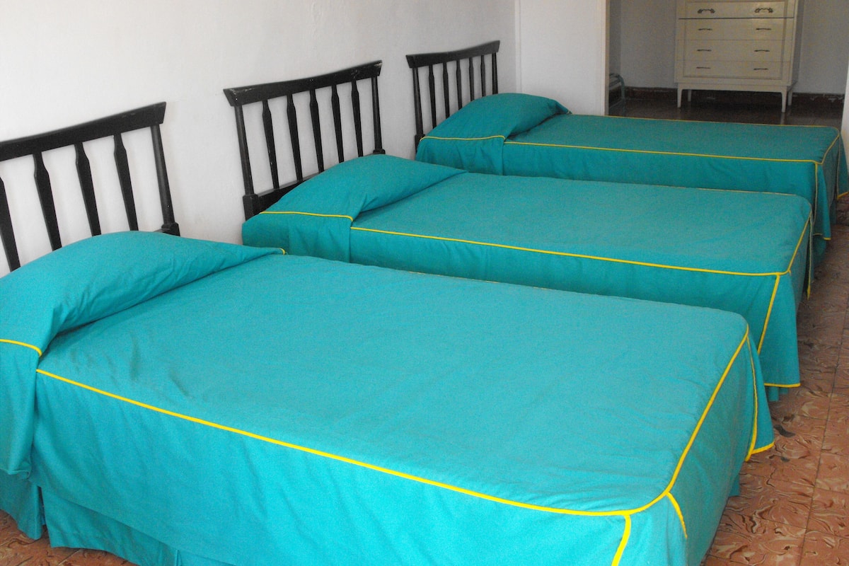 quadruple room | free wifi, bed sheets