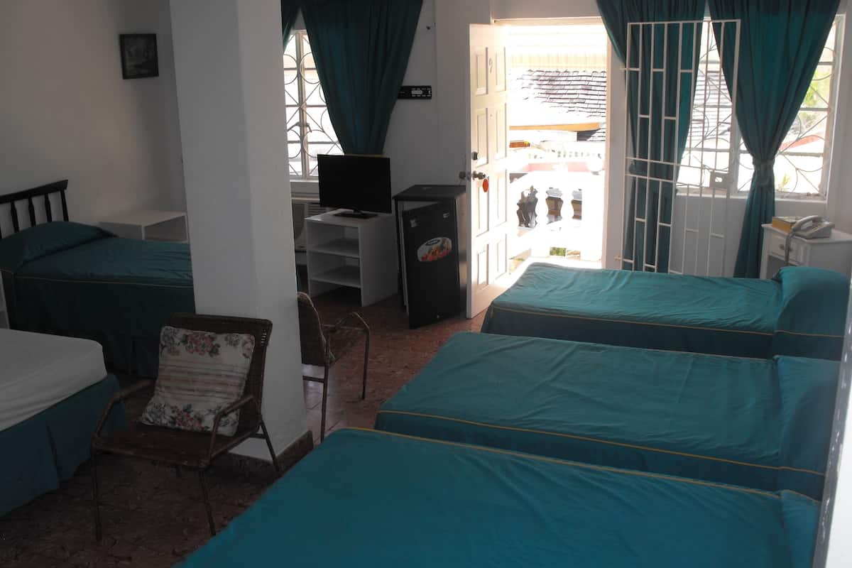 quadruple room | free wifi, bed sheets