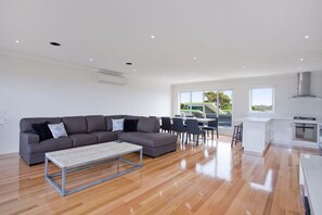 Casa geminada premium (32A) | Área de estar | TV, DVD player