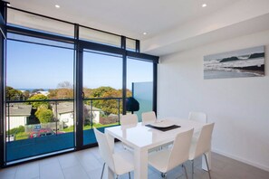 Deluxe Ocean View #106 | In-room dining - Whitewater Apartments (Torquay)