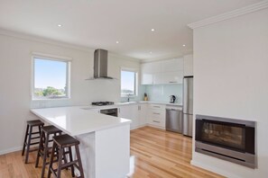 Premium Townhouse 32A | Private kitchen | Fridge, microwave, oven, stovetop - Whitewater Apartments (Torquay)