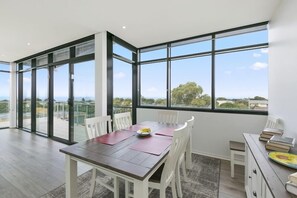 Apartamento, vistas al mar | Servicio de comidas en la habitación