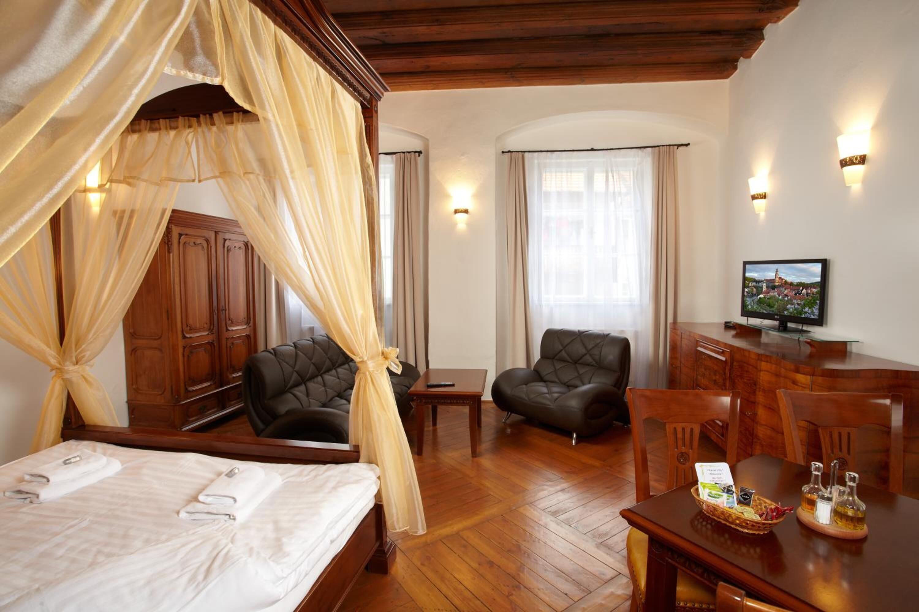 Minibar, Schreibtisch, kostenlose Babybetten, Zustellbetten