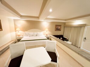 Caja de seguridad en la habitación, cunas y ropa de cama 