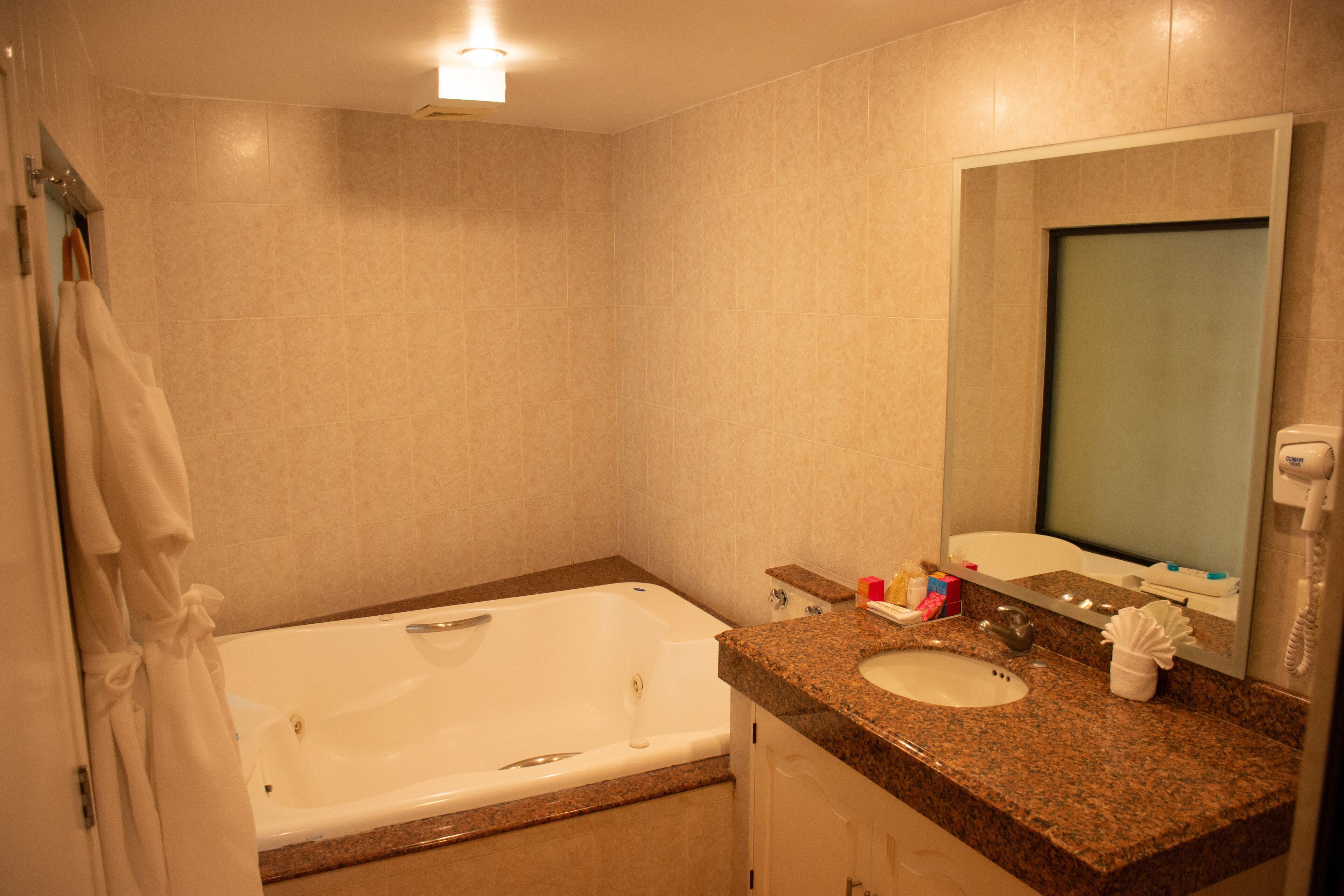 Ein Badezimmer mit Badewanne, Waschbecken und Spiegel.