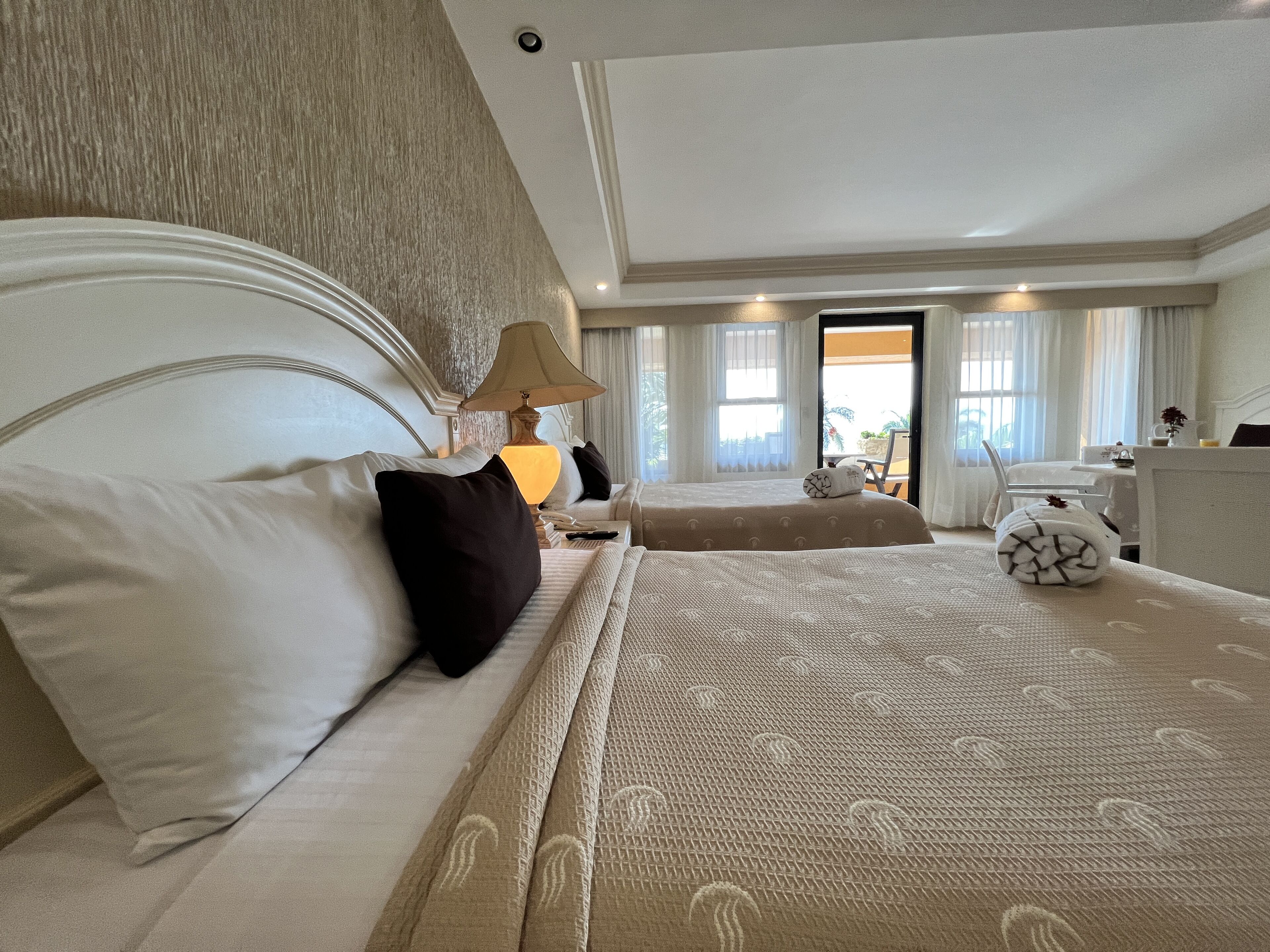 family room | 1 bedroom, in-room safe, cots/infant beds, bed sheets