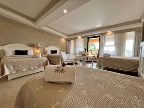 Family Room | 客房内保险箱、婴儿床、床单