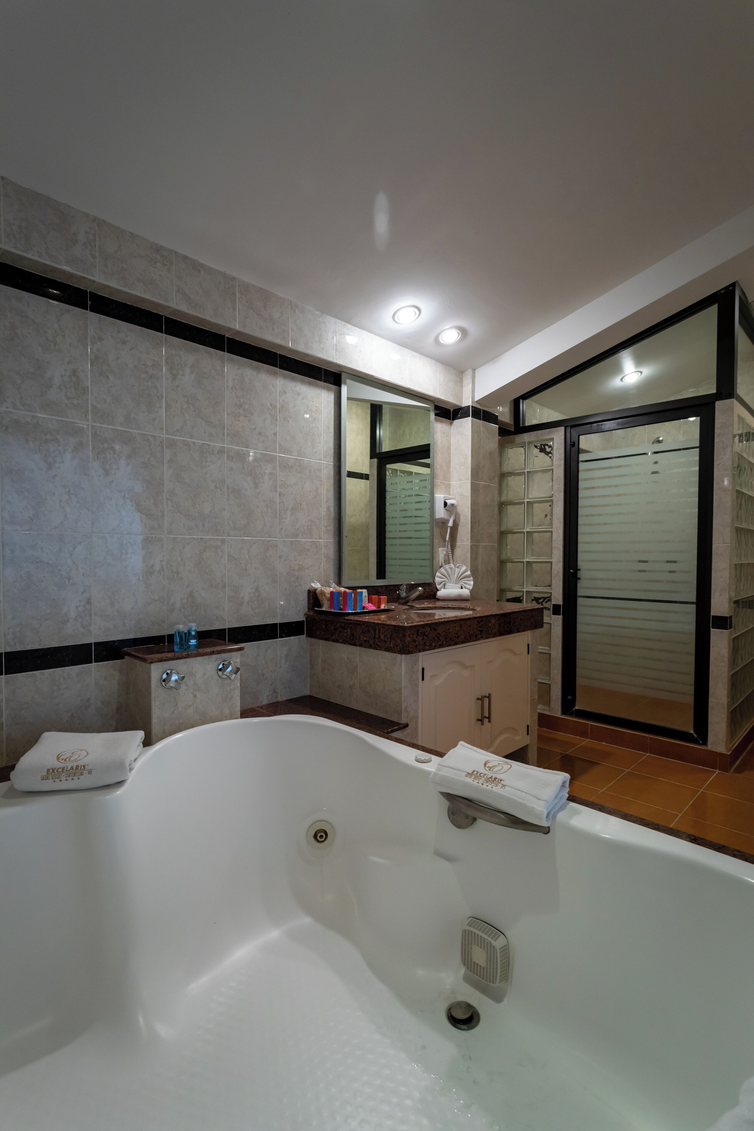 family master suite , 6 pax | bathroom | hair dryer, towels