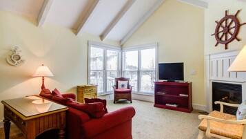 Executive Suite | Living room | 32-inch LCD TV with cable channels, TV, fireplace
