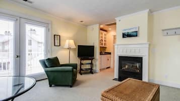 Junior Suite | Living area | 32-inch LCD TV with cable channels, TV, fireplace