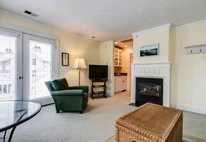 Suite junior | Zona de estar | Televisión LCD de 32 pulgadas con canales por cable, una televisión