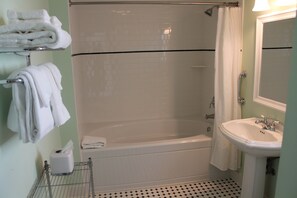 Executive-Suite | Badezimmer | Duschwanne, Whirlpool, kostenlose Toilettenartikel, Haartrockner