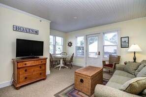 Suíte | Sala de estar | TV LCD 32 polegadas com canais a cabo, TV, lareira