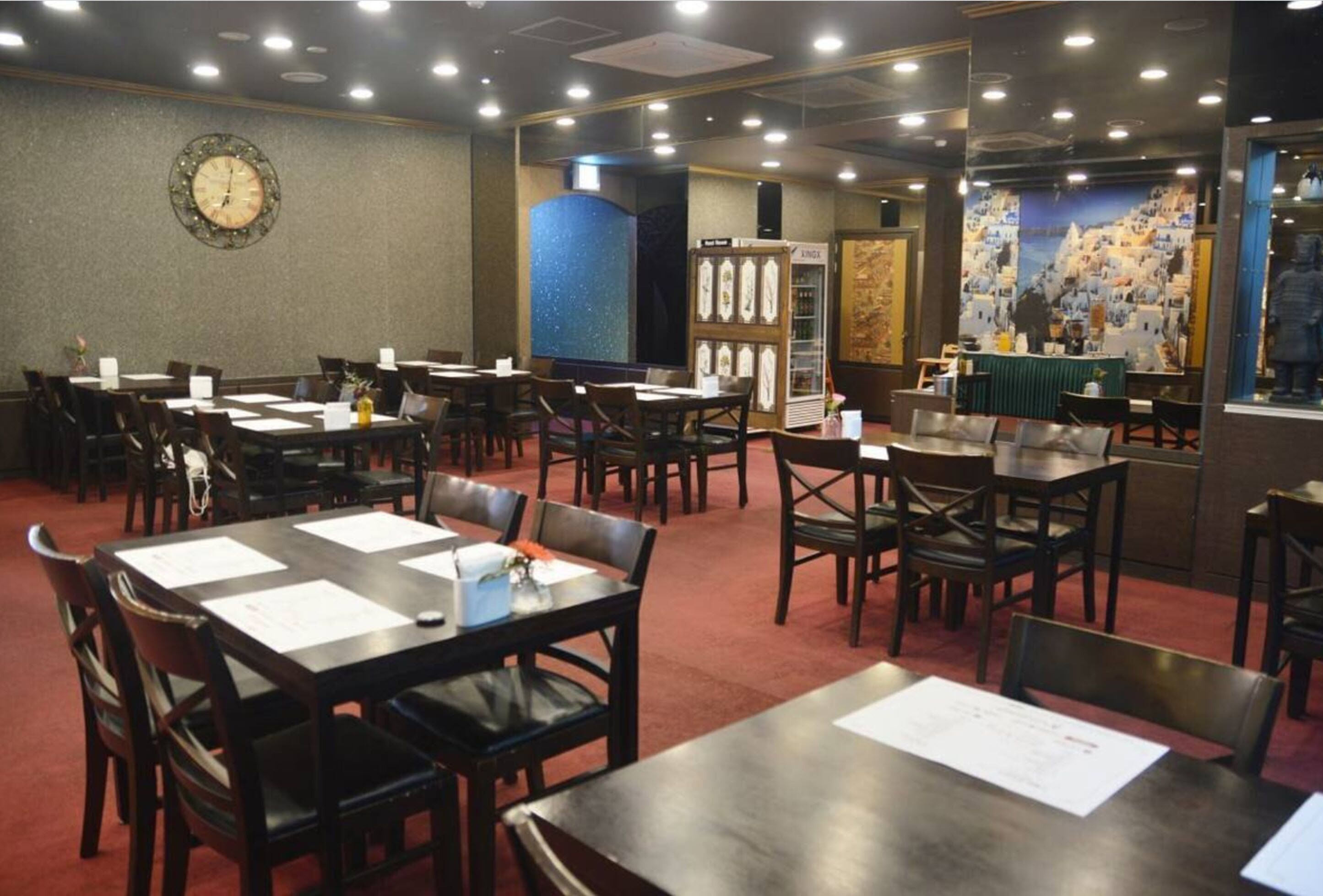 每日供应自助式早餐（每人 KRW 8000）