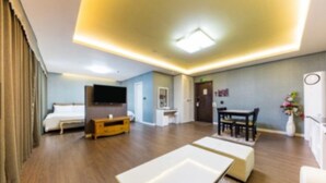 A modern hotel room with a bed, a TV, a desk, and a dining area. - BENIKEA Technovalley Hotel (Daejeon)