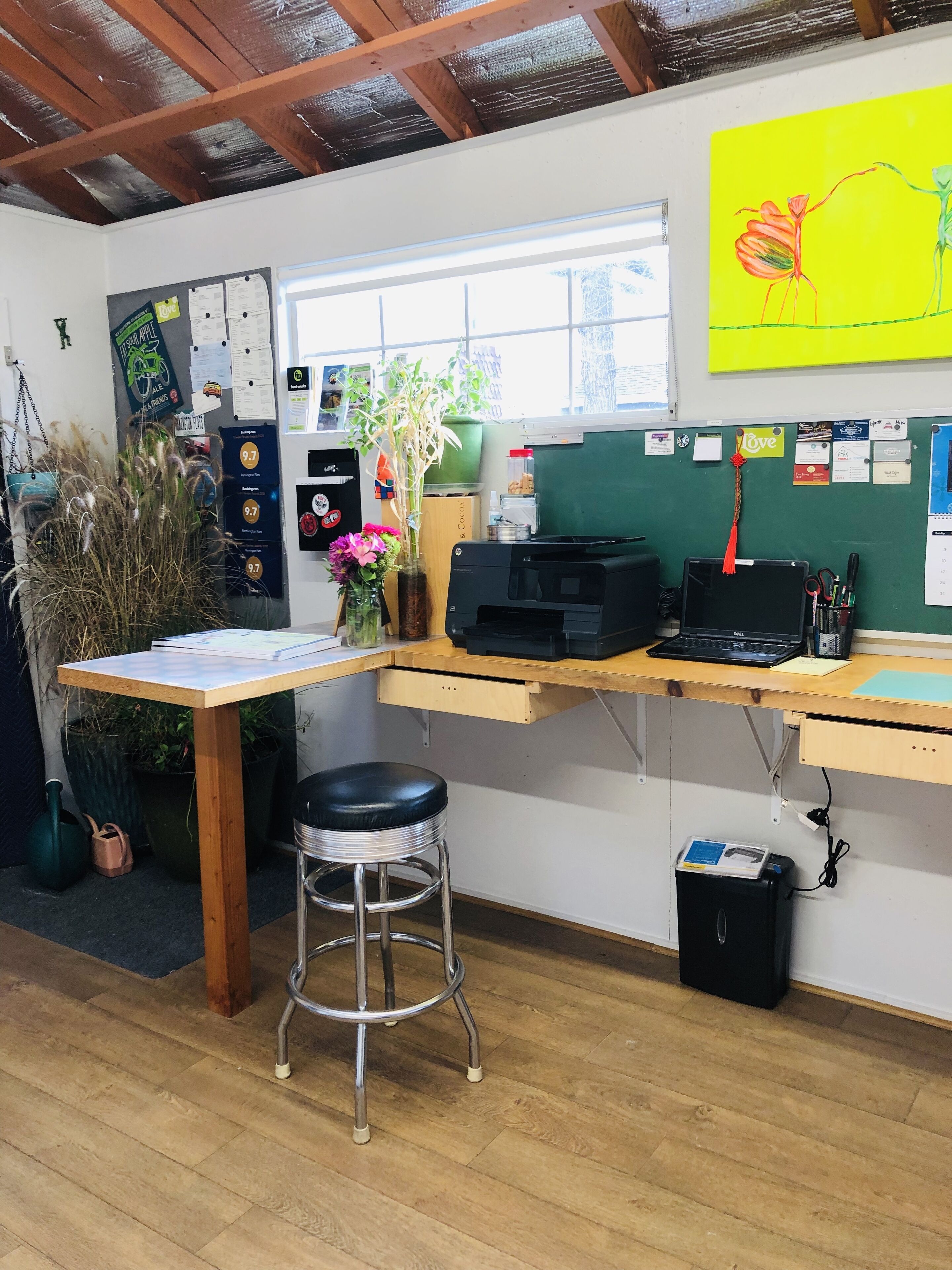 Un bureau bien aménagé, avec un bureau en bois, un ordinateur et divers fournitures de bureau.