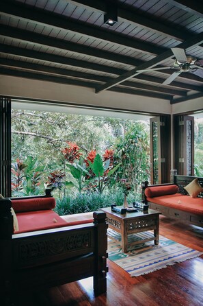 Couples treatment rooms, body treatments, aromatherapy, body wraps - BeingSattvaa Luxury Ubud (Ubud)