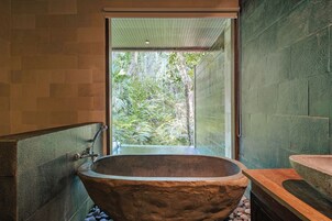 Svit - privat pool (Dedari) | Badrum | Lyxtoalettartiklar, hårtork, badrock och tofflor