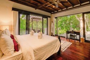 Premium bedding, minibar, in-room safe, desk - BeingSattvaa Luxury Ubud (Ubud)