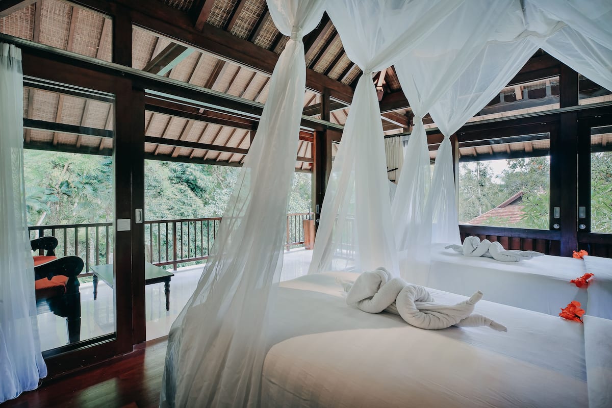 2 bedrooms, premium bedding, minibar, in-room safe