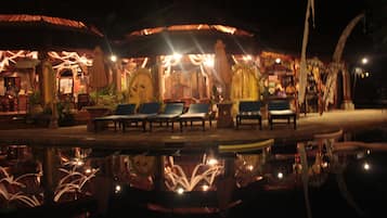 Bar en bord de piscine