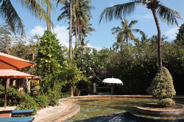 2 من حمّامات السباحة الخارجية