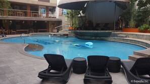 Outdoor pool, sun loungers - Score Birds Hotel (Angeles City)