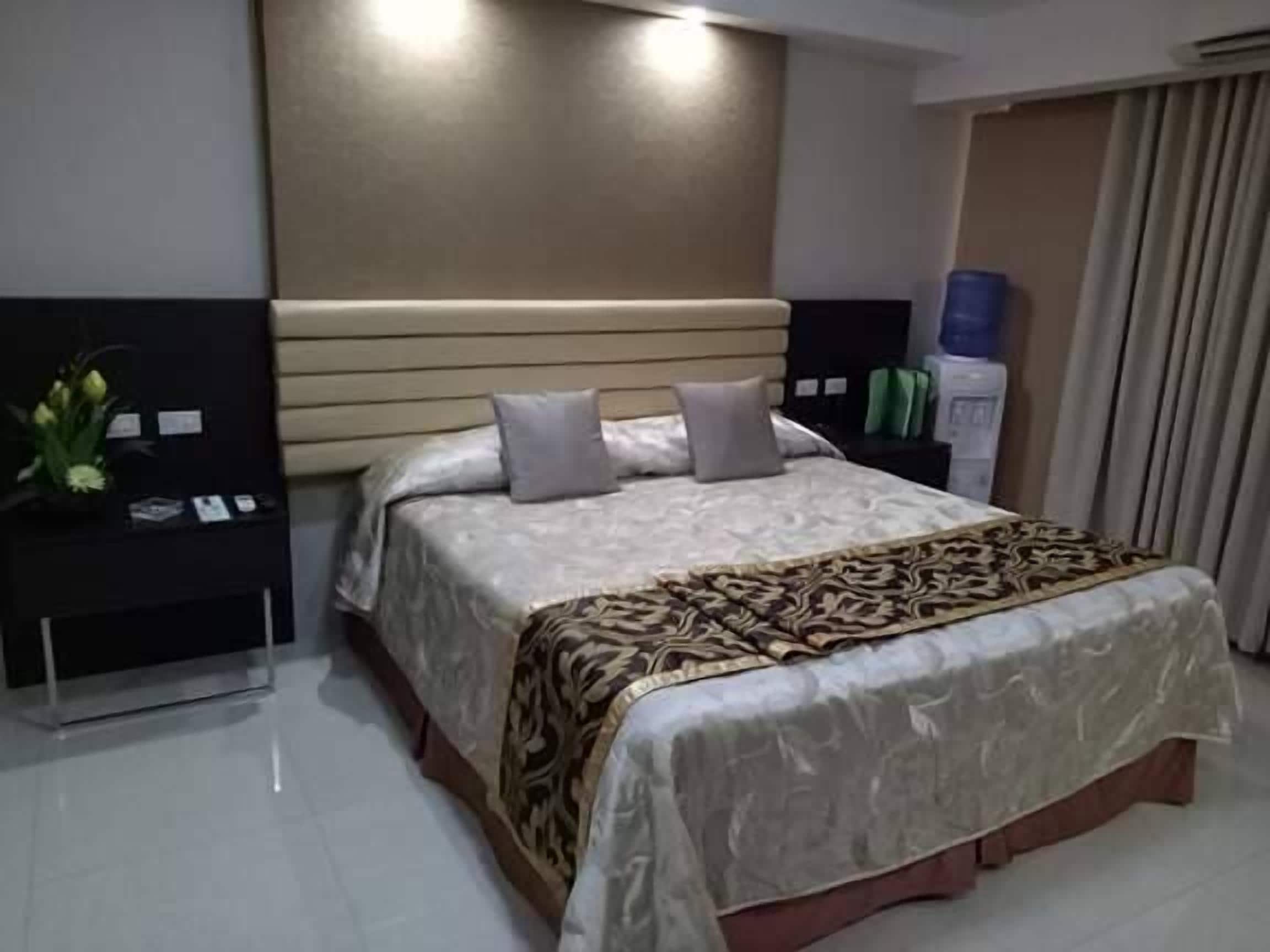 superior room | minibar, in-room safe, desk, rollaway beds