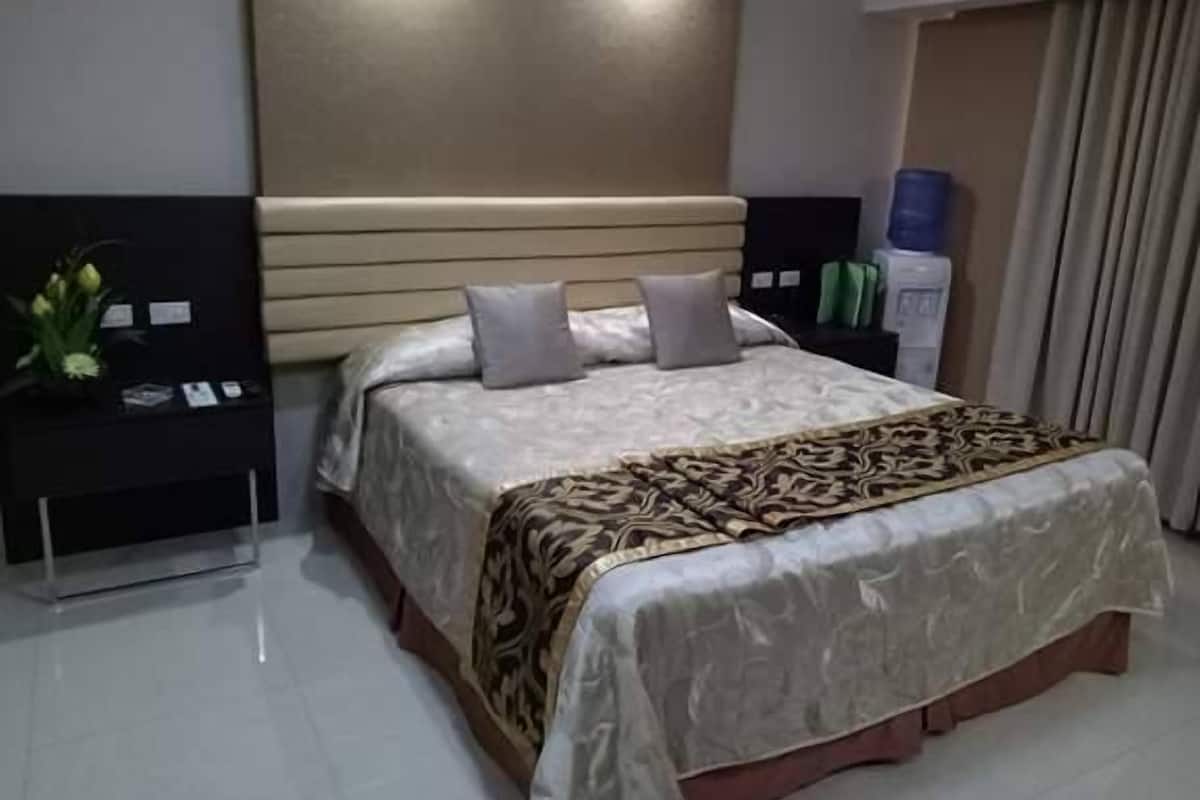 superior room | minibar, in-room safe, desk, rollaway beds