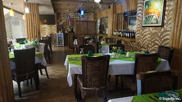 供應早餐、午餐、晚餐;多國菜