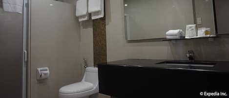 Ein modernes Badezimmer mit Dusche, Toilette und Waschbecken.