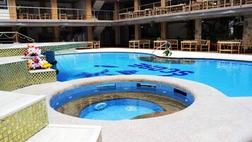 Piscine extérieure, chaises longues