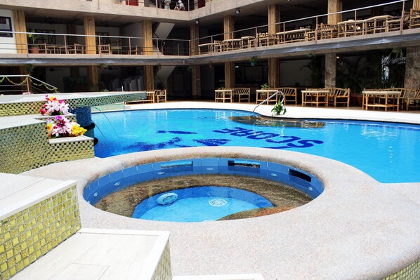 Piscine extérieure, chaises longues