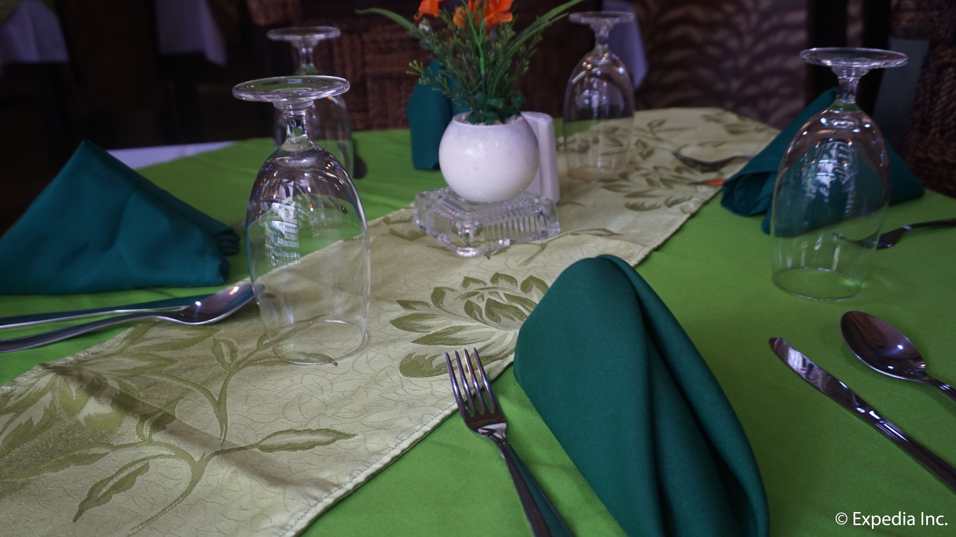 breakfast, lunch, dinner served; international cuisine